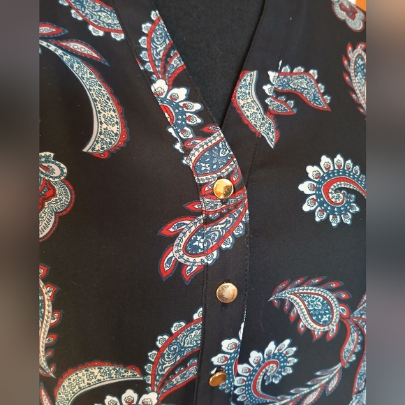 Ivanka Trump BUNDLE Paisley V Neck Top & Beautiful Faux Mabe Pearl Clip Earrings - Picture 2 of 12